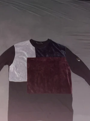 La vichy - Nästan oanvänd Cool långärmad tröja i velour med patchwork-design i svart, vinrött och ljusgrått. Tröjan har rund halsringning och en unik färgblockad look. Skriv och skicka bud!! 