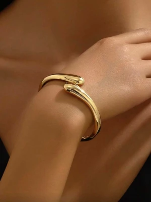 Guldigt minimalistiskt armband - Jättefint guld armband, den är helt ny och aldrig använd då jag inte tycker den passar mig.
