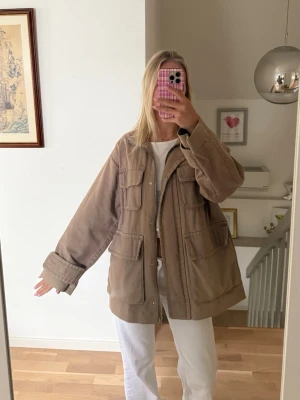 Brun höst jacka - En super snygg höstjacka i oversized passform. Stora fickor för mer detaljer perfekt till olika tillfällen. 