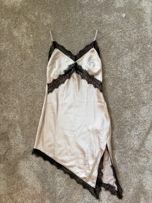 Champagnefärgad klänning med svart spets - Jättefin klänning från Gina Tricot💖 aldrig använd med prislapp! Nypris 500kr☺️ 
