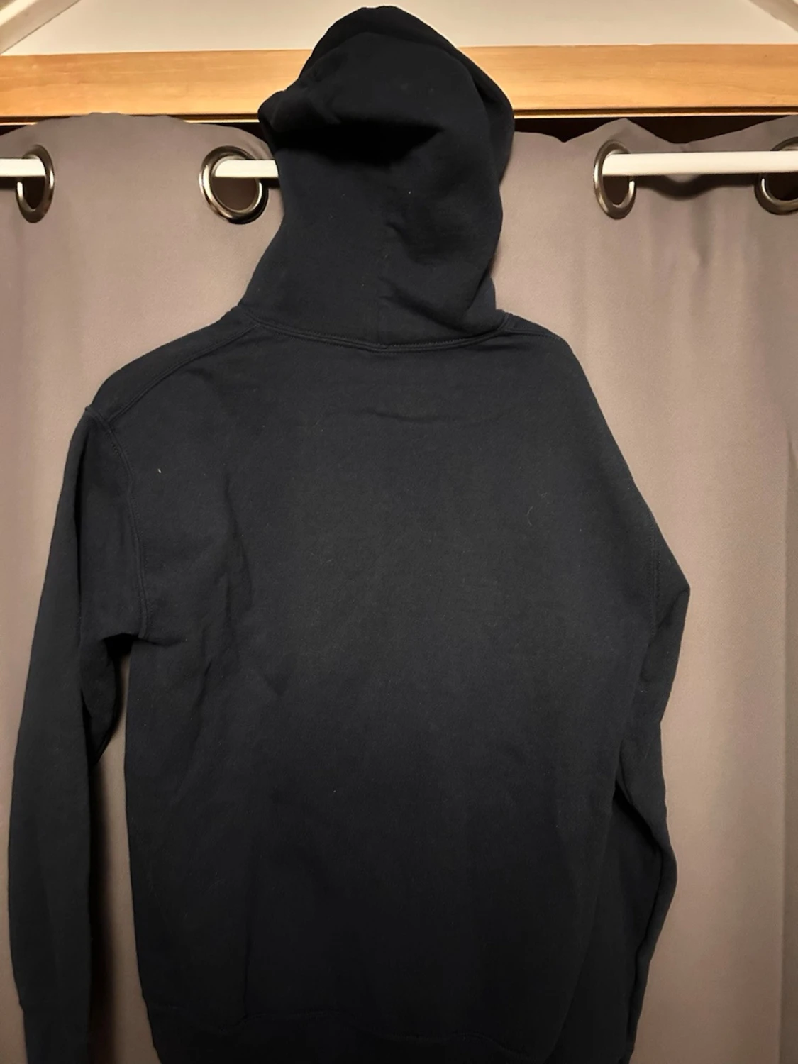 Marinblå hoodie med tryck Novarne 1987 - 1