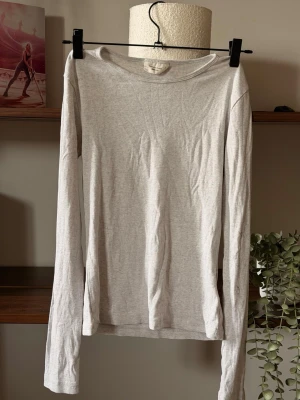 Basically basic ljusgrå topp || Gina Tricot - Långärmad ljusgrå topp i storlek S. Tunn &j mjuk i materialet                                                                        ⭐️Säljes i nyskick, utan defekter & slitage                                 💭Har du frågor? Skriv på annonsen och jag svarar så fort jag kan!.