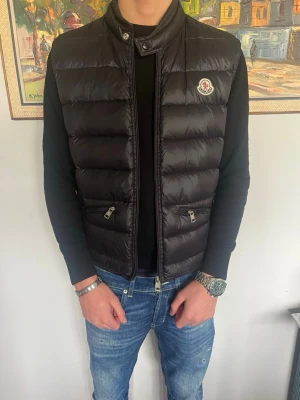 Moncler väst  - Svart moncler GUI väst| Storlek : 1 vilket motsvarar ungefär S/Xs|  bra skick förutom en liten defekt i vänster ficka men inget som syns eller gör nått när man använder den! Själv klart ÄKTA