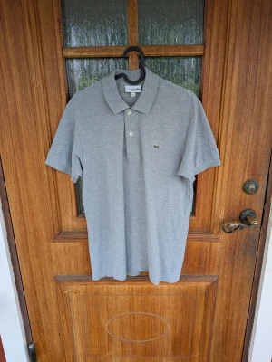 Lacoste piké - Tjena! Jag säljer en riktigt snygg Lacoste piké😁 Den är i mycket bra skick och har inga fläckar eller skador☺️ Den är självklart äkta✅ Skicka om du har några frågor👍