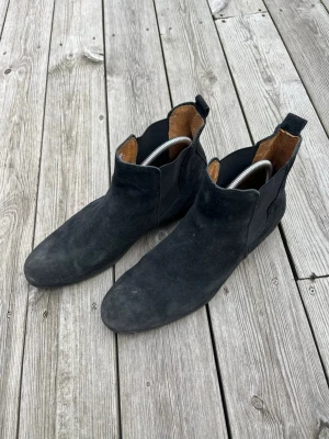 Svarta mocka Chelsea boots  - Väldigt snygga och simpla Chelsea boots i mocka från selected homme i storlek 42 