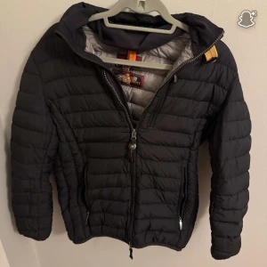 Svart pufferjacka från Parajumpers - Säljer min gamla parajumper jacka som är ganska sparsamt använd och ny och är perfekt nu till hösten! Storleken är xs och sitter även bra på du som har S. priset kan även diskuteras!!
