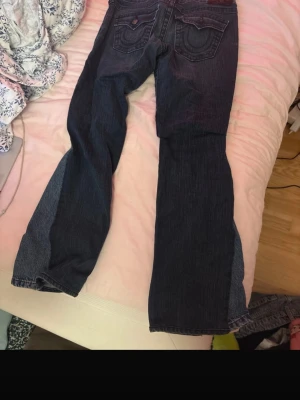 Mörkblå bootcut jeans True Religion - Säljer ett par mörkblå bootcut jeans från True Religion. Jeansen har klassiska bakfickor med sömmar och en patch med logga bak i midjan. Snygg passform med utsvängda ben och cool vintagekänsla. Jag har sytt ut dem själv. Pris går att diskutera❣️