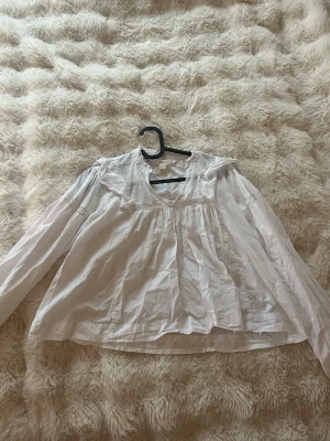 Vit boho-blus med spetsdetaljer