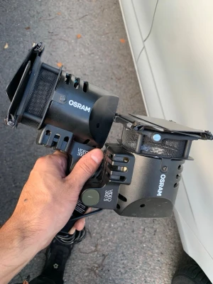 Osram VIDEO 300S studiobelysning - Säljer ett par Osram VIDEO 300S studiobelysning för foto och video. Lampan är svart, kompakt och har robust metallkonstruktion. Utrustad med kabel och fäste för montering. Perfekt för dig som vill ha proffsig belysning till kamerautrustningen.