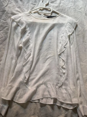 Vit blus  - Vit blus med volanger. Har en smink fläck vid halsen men går säkert bort i tvätten. Extremt fin och kan ha både som vardagströja men även på lite finare ärenden🥰 