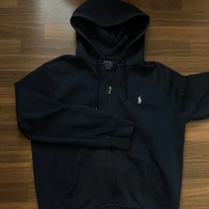  Ralph Lauren Hoodie  - Säljer min Ralph Lauren hoodie!! Perfekt inför hösten eller att styla outfits. Strl S skick är 9/10 )Hör av för frågor kan gå ner i pris vid snabb affär