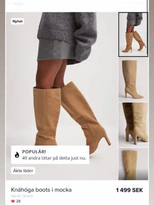 Knähöga boots i beige mocka - Helt slutsålda boots, köptes 2023, använda 3-4 ggr, super snygga!!!! Strl 38/39