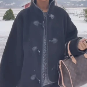 Jacka i pile - Använd fåtal gånger, storlek S/m lite oversized i storlekarna  (Helt slutsåld på hemsidan) 