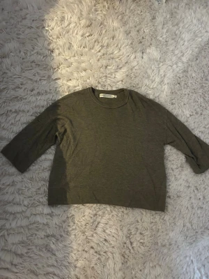 Brun beige tröja - Snygg tre kvarts armad tröja. Endast använd 4 gånger 