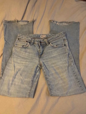 Ljusblåa bootcut jeans  - Suuuper snygga jeans med låg midja och coola fickor , lite ned trampade men annars super fint skick! ☺️