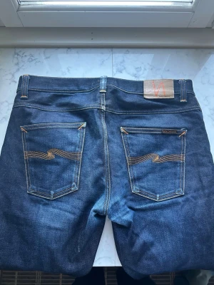 Nudie Lean Dean Selvage Jeans - Nudie Lean Dean Jeans Modell: Lean Dean Färg: Mörkblå Storlek: w33 l30 Skick: 9/10 Material: Dry Japan Selvage Modellen är 179cm lång och 65kg