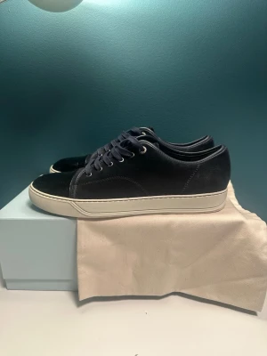 Lanvin skor  - Hej, säljer nu dessa svin snygga lanvin skor. Skorna är i super bra skick !  Andvända sparsamt. Följer med dust bag och box. Prutbart pris! Stl 45 passar 46! 