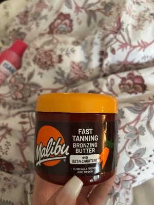 Tannning bronzing butter  - Säljer en 300ml burk tanning bronzing butter, luktar super gott, har använt lite av den och den funkar super bra! Säljer den för 30kr + frakt! 
