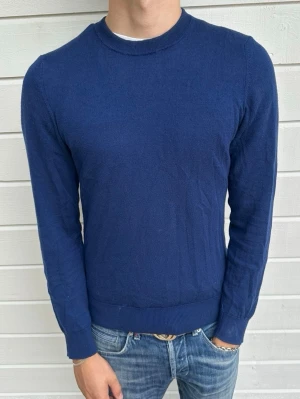 Marinblå stickad tröja - Hej, säljer denna marinblå ull/bomulls stickade tröjan från märket Adverb. Perfekt nu till hösten/vintern! Modellen på bilden är 183cm och väger 68kg. Storlek: small. Tröjan är tillverkad i Italien och är i ett gott skick utan defekter. Hör av dig vid intresse av köp eller tryck på köp nu så postar ja så snabbt jag kan! 🙌mvh DC ♦️