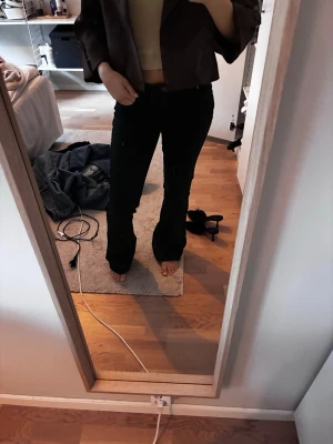 Svarta bootcut jeans med låg midja  - Säljer ett par svarta bootcut jeans med låg midja . Passat mig runt 166 och som vanligtvis  har 36/34 så väldigt stretchiga