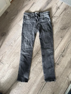 Replay Anbass jeans 32 - Säljer ett par fräscha replay jeans i storlek 32 32, slim fit. Använda väldigt få gånger!
