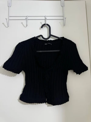 Topp Zara - En topp från Zara i stl S säljs för 100 kr. 
