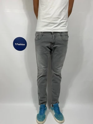 Replay Anbass Jeans - Säljer nu dessa Replay Anbass Jeans. W31 o L30 med mått ca 39 o 97 cm, Moddelen är ca 183 o väger 68 kg, skriv för fler bilder/frågor🙌🏼