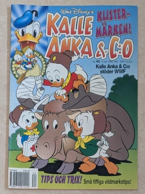 Kalle Anka & C:o nr 40 1993 - Kalle Anka & C:o serietidning från oktober 1993 med färgglad framsida där Knattarna och en flodhäst syns. Perfekt för dig som gillar Disney och klassiska serier. Klistermärken följer inte med serietidningen