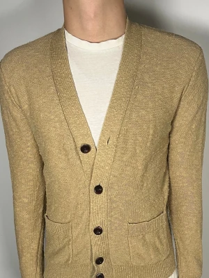 Stickad cardigan - 👕 Plagg: stickad cardigan                                                                  📏 Storlek: S                                                                                                           ✨ Skick: Fint skick                                                      💬 Vid frågor är det bara att skriva!                                                                                          