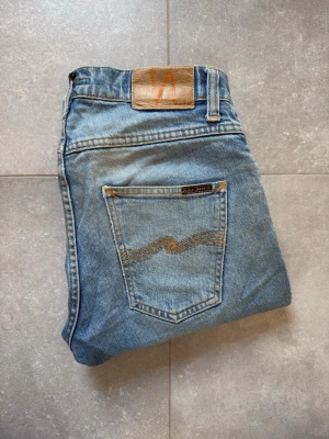 Nudie jeans - Säljer ett par feta nudie jeans i modellen grim Tim. Storlek W29 L32 i mycket bra skick. Nypris runt 2000kr, mitt pris 499kr. Hör gärna av er vid funderingar.