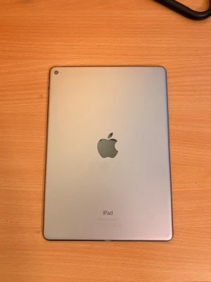 iPad Air 2 (2nd gen) 16GB Space Gray 9,7” - Säljer en mycket fräsch iPad Air 2 - 16GB och 9,7” skärm i Space Gray. iPaden är i mycket fint skick, inga sprickor och fungerar precis som den ska. Den har endast använts till studier och har därför hanterats varsamt. Batterihälsan är 93,5 %.