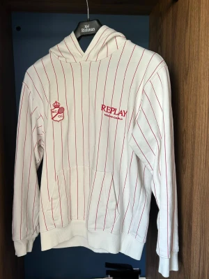 Replay Hoodie - Säljer min Replay hoodie då jag tycker den sitter lite tajt. Nypris = runt 1600. Kan gå ner i pris vid snabb affär.