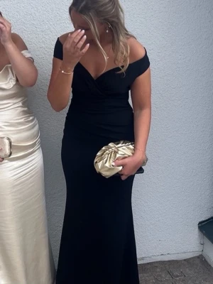Svart balklänning - Elegant superfin balklänning/långklänning. Använd 1 gång på balen, så i mycket fint skick! Figursydd så sitter helt perfekt! 😍Perfekt för finare middagar eller balen!
