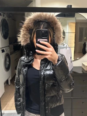 Moncler Jacka - Gammal modell  jag ärvt av min mamma. Storlek O motsvarar ca xs. Som man kan se på bilden är "tidningen" borta och dragkedjan till pälsen är bytt mot en vit då den behövde lagas. (Kolla alla bilder)  därav priset 