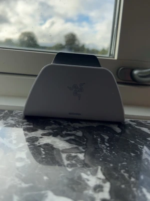 Laddare till ps5 kontroll  - En Razer laddare till ps5 handkontroll. Den funkar helt fel fritt så är i mycket bra skick. Hör av er vid frågor o pris kan diskuteras.👍