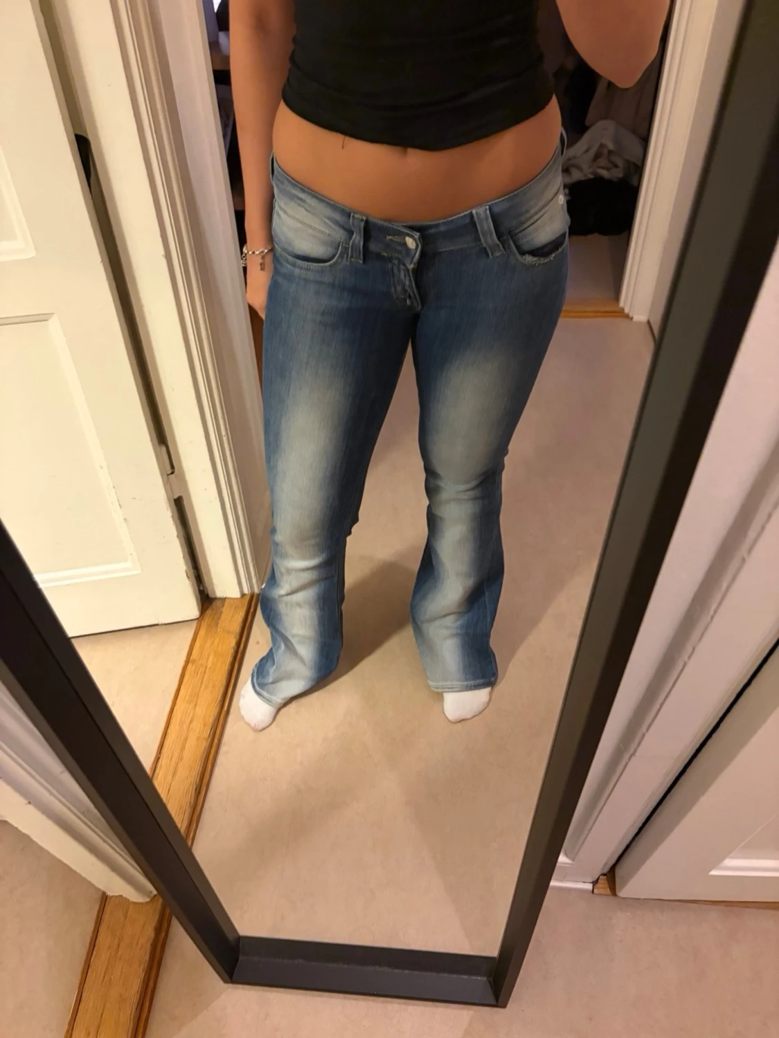 Ljusblå bootcut jeans med låg midja