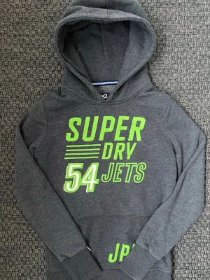 Superdry vintage 2000s hoodie (sällsynt) -  Säljer nu denna sjukt snygga Vintage 2000s SuperDry hoodie! Passar till allt och har en perfekt passform. Säljs ej längre i butik och är därav mycket eftertraktad😊 passar S perfekt ! Skriv vid funderingar 🤝