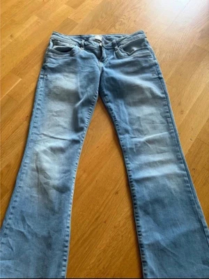 Ljusblå bootcut jeans - Dom är väldigt sköna, säljer då dom inte passar mig längre och de passar som storlek både S/m. Pris kan diskuteras 