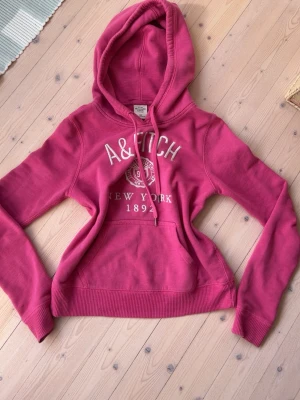 Abercrombie & fitch hoodie - Säljer en rosa super snygg hoodie ifrån Abercrombie & fitch. Hoodien är köpt second hand men är fortfarande i bra skick. Storlek xxs men skulle passa xs också. Skriv för fler bilder/frågor!💕