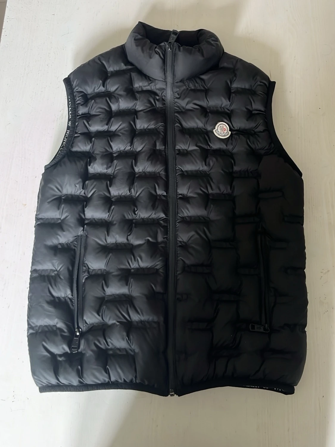 Svart dunväst från Moncler