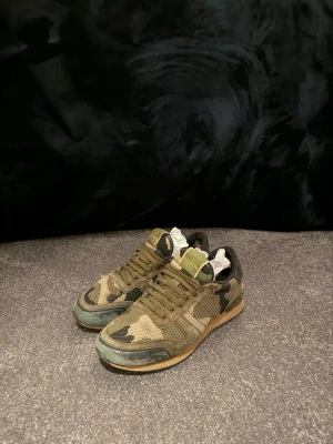 Valentino rockrunner - Ett par snygga Valentino Rockrunners, bra skick lite slitna på två ställen (se bild) annars väldigt sköna och feta skor, hör av er vid frågor!😁🤝