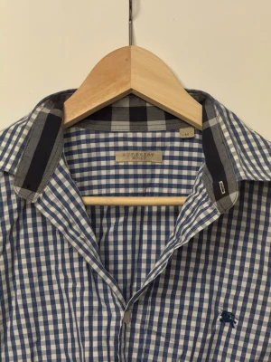Burberry Skjorta - Rutad skjorta från Burberry. Bra skick utöver några sömmar som brustit, därav lägre pris. Skriv vid frågor!