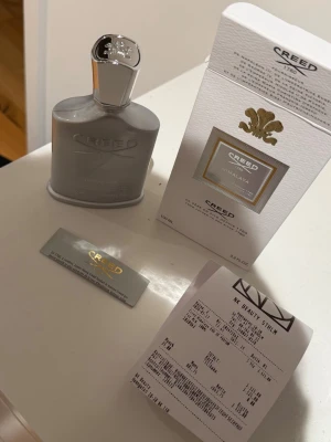 Creed Himalaya Eau de Parfum 100 ml - Lyxig parfym från Creed i modellen Himalaya. Flaskan är i metalliskt silver med elegant, modern form och präglad logga. Kommer med originalkartong och informationskort. Doften är exklusiv och tidlös, perfekt för dig som gillar unika parfymer. Tillkommer med kvitto 