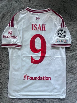 Liverpool 26/27 Isak  - En Liverpool tröja för 26/27 med Isak i spelar version, storlek L