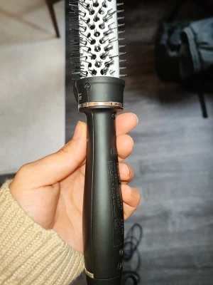 OBH Björn Axén Tools Magic Style Brush  - Elektrisk rundborste i svart med blå detaljer och silverring. Borsten har täta piggar och ett greppvänligt handtag. Perfekt för att styla och forma håret med värme och jonfunktion. Passar dig som vill ha volym och släta längder. Mindre modellen 