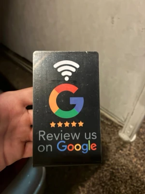 NFC Review/recensionskort Ståendes - En svart rektangulär skylt i plast med ett NFC-chip inne i kortet. Perfekt att lägga framför kassan i en/din affär. Kunden vidarebefodras till den länk som du själv lägger in. Där kan de sedan välja att publicera en recension.