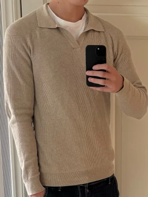 John Henric Tröja  - Tjusig tröja från John Henric i en mycket stilig beige färg! Tröjan är i storlek S men den egentligen storleken är M, då tröjan är stor i storleken. Passformen är grym och kvaliteten på topp. Skönt tyg och extremt bra skick! 