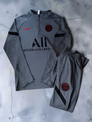 Grå PSG träningsset med lång ärm - 🔥⚽ PSG Träningsset ⚽🔥  🩶 Stilrent grått PSG-set 👕 Långärmad träningströja med dragkedja 👖 Matchande träningsbyxor 🧸 Mjukt & bekvämt material 💪 Perfekt för träning, fotboll och vardag ✨ Snygg PSG-design med detaljer som sticker ut 😎 Sportig & clean fit 🏃‍♂️ Skönt set att bära både på planen och till vardags  📏 Storlek: (S) 💯 Skick: Nytt 💸 Pris: (600kr)  📩 DM vid intresse eller frågor 🚨 Först till kvarn gäller! 🔥  #PSG #ParisSaintGermain #Fotboll #Träningsset #Fotbollskläder 