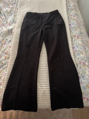 Mörkbruna kostymbyxor  - Jättefina mörkbruna (ser nästan svarta ut) kostymbyxor, midwaist, från Gina Tricot.