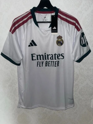 Real Madrid tröja 26/27  - Real Madrid tröja 26/27                                                  Storlek M 